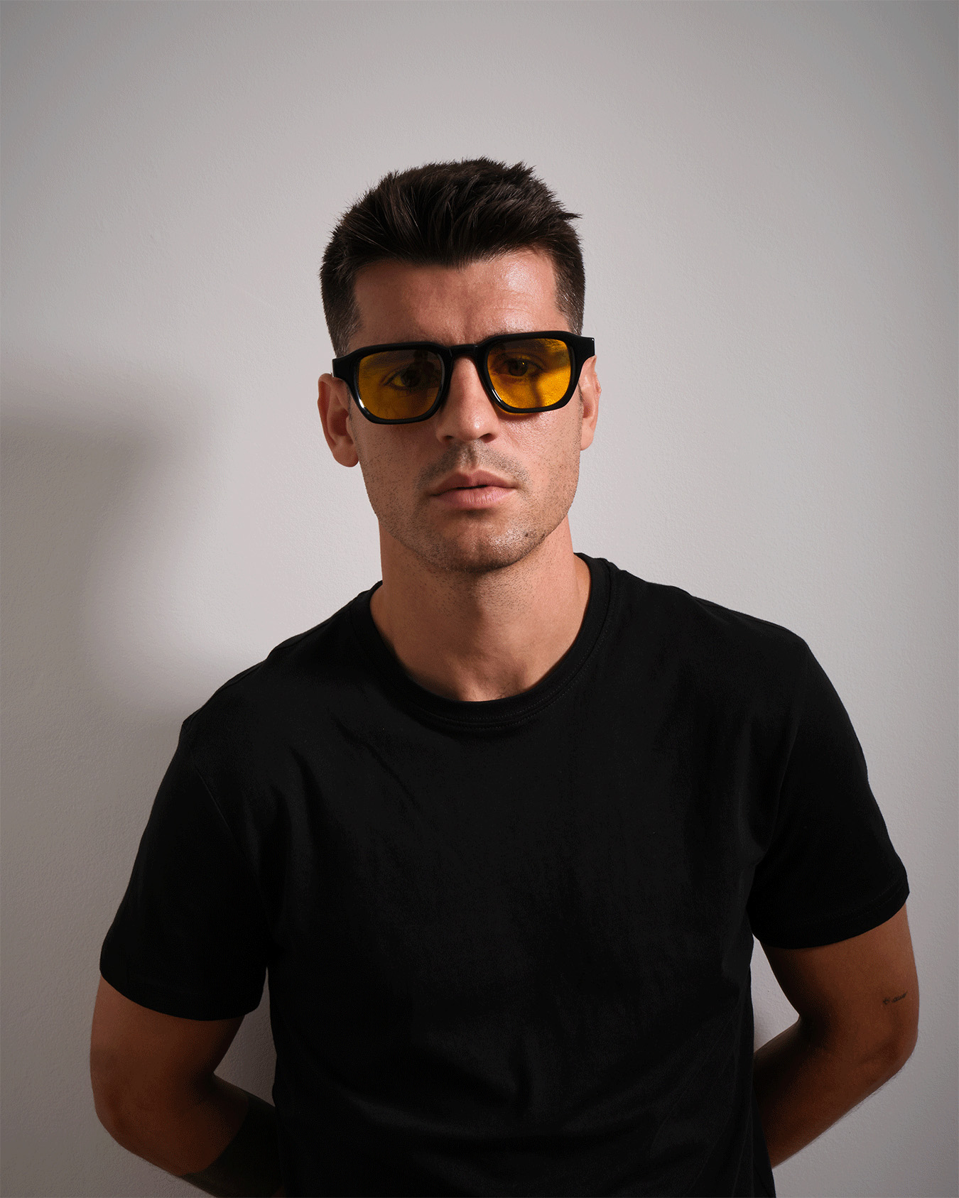 Ett porträtt framifrån av Álvaro Morata som bär blåljusglasögonen Flowglasses Day Sync 03 - Álvaro Edition.