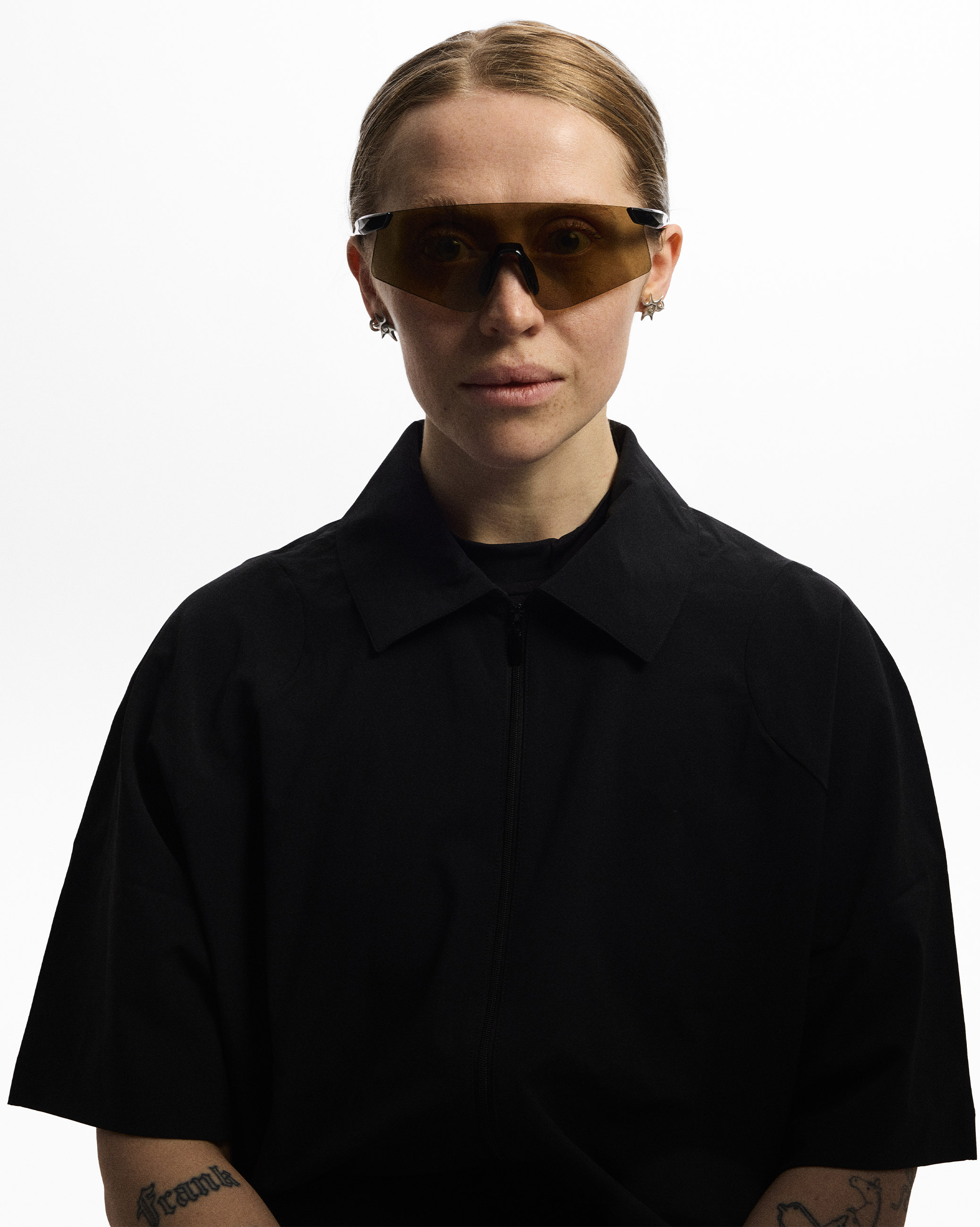 Flowglasses Sport Sync 01 with amber blue light filtering lenses and a black TR90 frame worn by a woman.